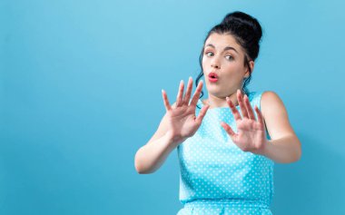 korkmuş genç kadın