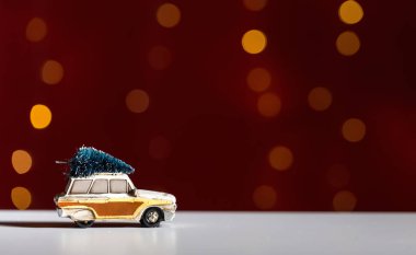 bir Noel ağacı taşıyan oyuncak araba