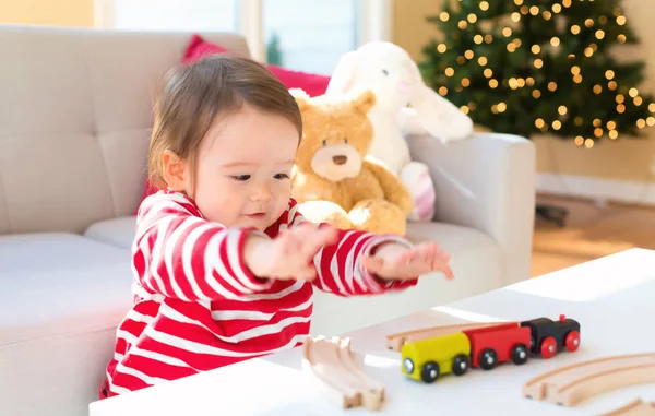 Joyeux tout-petit garçon jouant à Noël — Photo