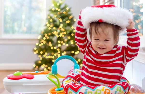 Tout-petit garçon avec un chapeau de Père Noël au moment de Noël — Photo