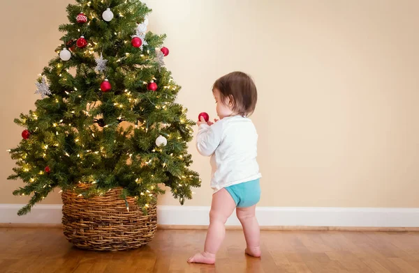 Garçon dans sa maison au temps de Noël — Photo