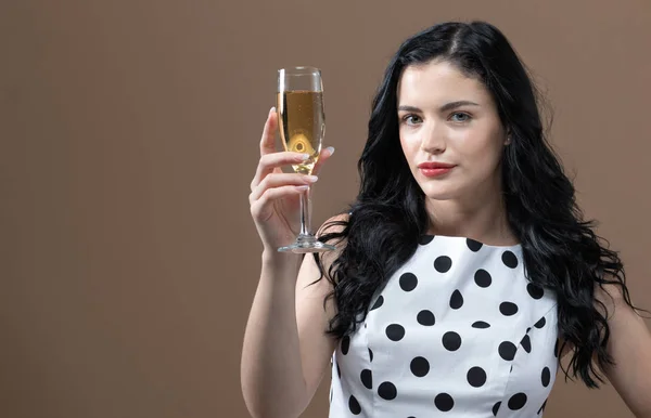 Giovane donna in possesso di un flauto champagne — Foto Stock