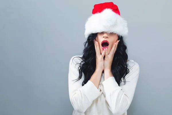Frau mit Weihnachtsmütze über die Augen gezogen — Stockfoto