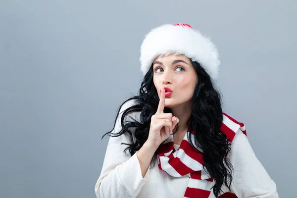 Giovane donna con cappello di Babbo Natale fare un gesto tranquillo — Foto Stock