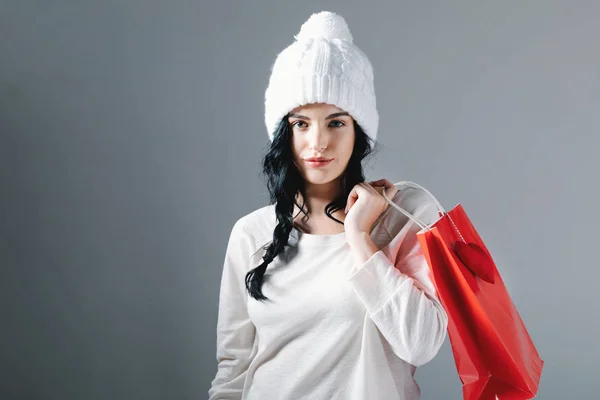 Feliz jovem segurando um saco de compras — Fotografia de Stock