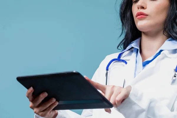 Medico con tablet digitale — Foto Stock