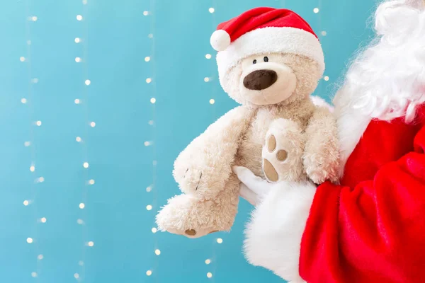 抱着泰迪熊的圣诞老人 — 图库照片