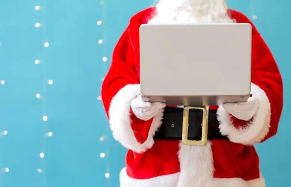 Santa usando um laptop — Fotografia de Stock