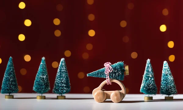 Bir Noel ağacı taşıyan oyuncak araba — Stok fotoğraf