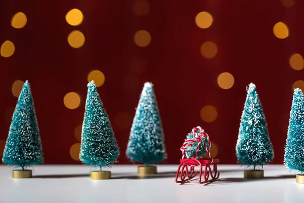 Διαφανειών Παιχνιδιών Που Μεταφέρουν Ένα Χριστουγεννιάτικο Δέντρο Λαμπερό Φως Σκούρο — Φωτογραφία Αρχείου