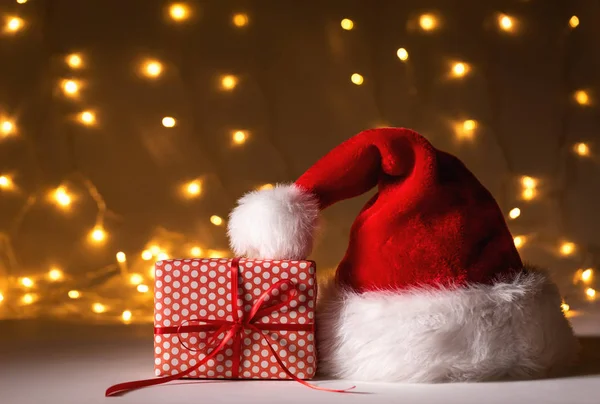 Sombrero de Santa con una caja de regalo —  Fotos de Stock