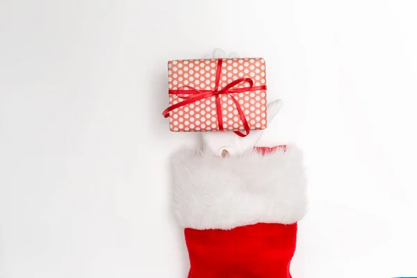 Santa hålla en julklapp — Stockfoto