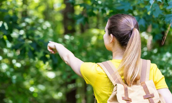 Yürüyüş sırasında işaret eden genç kadın