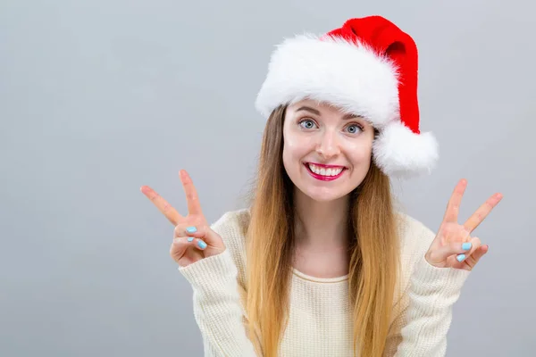 Mujer feliz con un sombrero de Santa — Foto de Stock