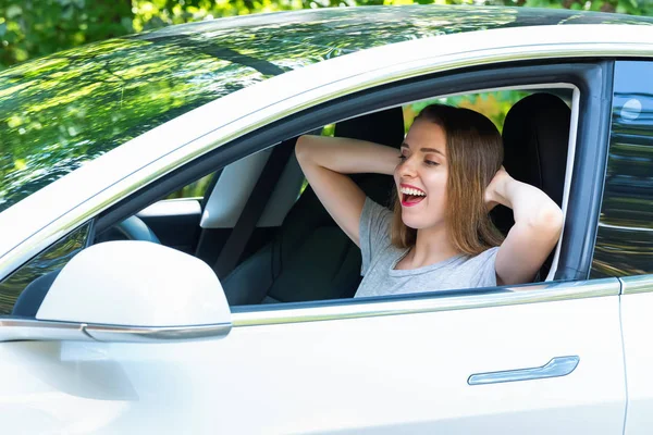 Jovem mulher em um carro de auto-condução — Fotografia de Stock