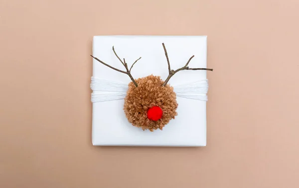 Bommel-Rentier-Geschenkbox auf braunem Papier — Stockfoto