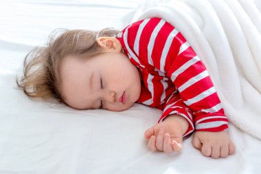 Onun evinde Noel zamanda uyku yürümeye başlayan çocuk