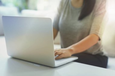 onu laptop kullanan kadın