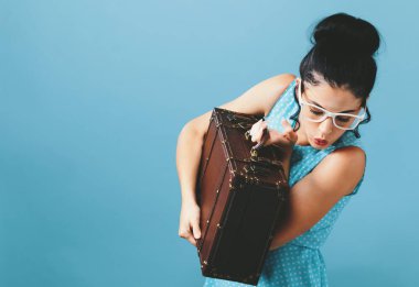 Bir bavul seyahat tema olan kadın