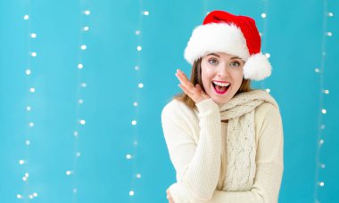 Noel Baba şapkalı mutlu kadın.