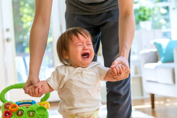 Boos peuter jongen huilen in zijn huis — Stockfoto