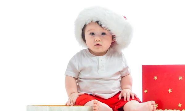 Menino com uma caixa de presente de Natal — Fotografia de Stock