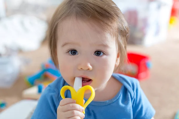 Enfant garçon avec un jouet de dentition — Photo