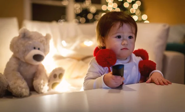 Peuter jongen in zijn huis in kerstsfeer — Stockfoto