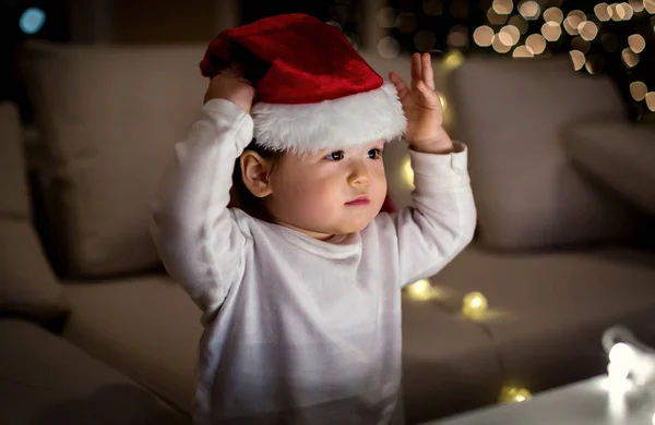 Tout-petit garçon avec un chapeau de Père Noël au moment de Noël — Photo