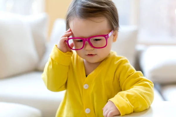 Toddler pojke spelar i hans hus — Stockfoto