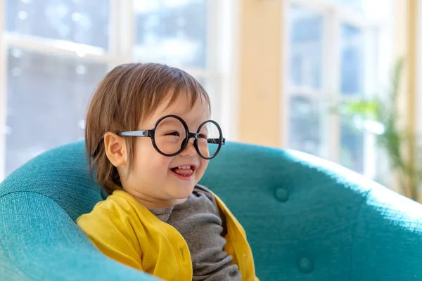 Bambino ragazzo giocare in la sua casa — Foto Stock