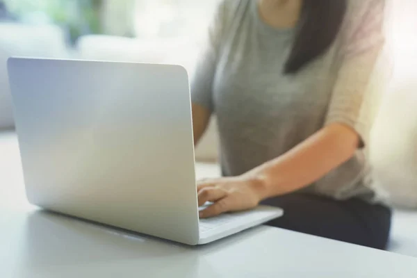 Vrouw met behulp van haar laptop — Stockfoto