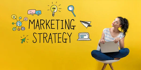 Strategia di marketing con la donna utilizzando un computer portatile — Foto Stock