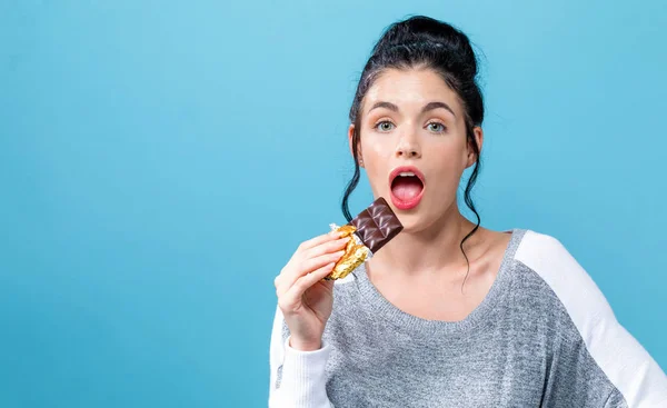 Giovane donna in possesso di cioccolato — Foto Stock