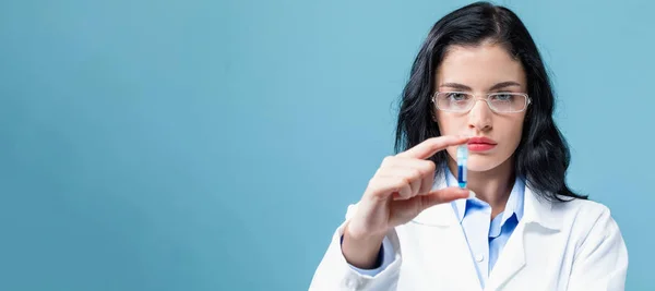 Investigador de laboratorio con un vial de prueba —  Fotos de Stock