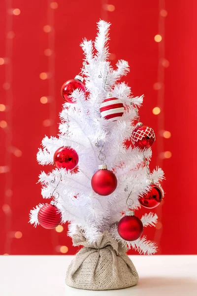 Pequena árvore de natal branca com bugigangas — Fotografia de Stock