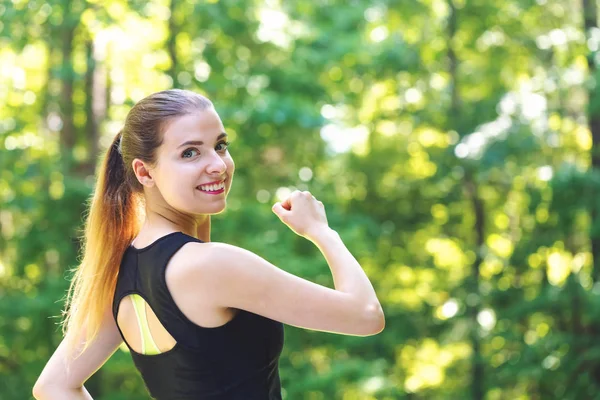 Atletisk ung kvinna jogging — Stockfoto