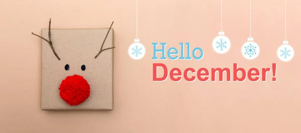 Hola mensaje de diciembre con una caja de regalo de renos — Foto de Stock