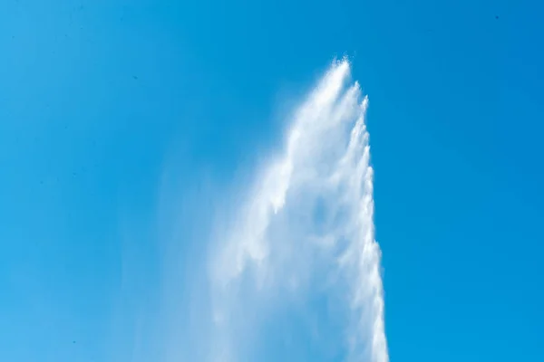 Water spuiten in de lucht door een fontein in Chicago — Stockfoto