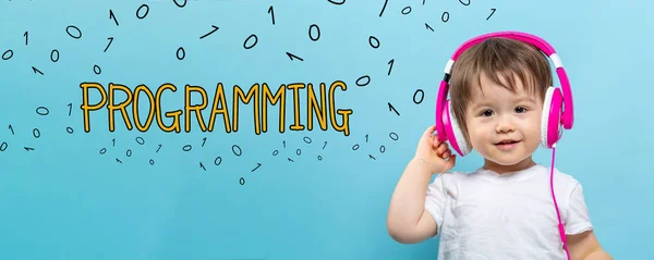 Programação com menino criança com fones de ouvido — Fotografia de Stock