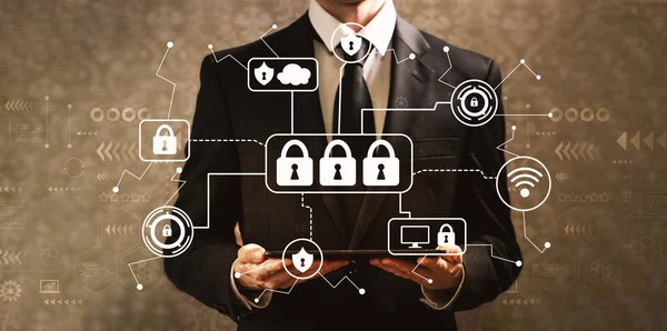 Securitate cibernetică cu un om de afaceri care deține un computer tabletă — Fotografie, imagine de stoc