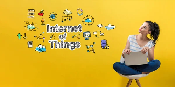 IoT con la mujer usando un ordenador portátil —  Fotos de Stock