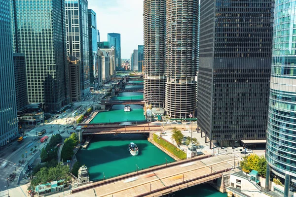 Fiume Chicago con barche e traffico — Foto Stock