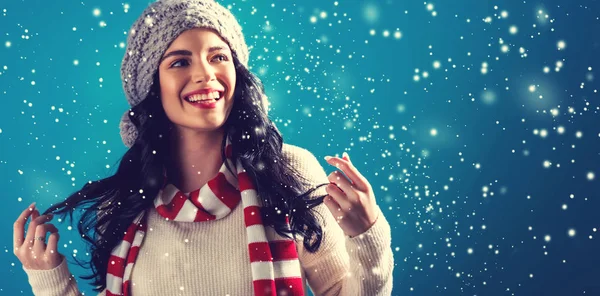 Jovem mulher feliz em roupas de inverno — Fotografia de Stock