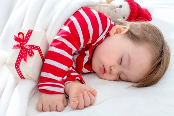 Bambino ragazzo dormire nella sua casa a Natale tempo — Foto Stock