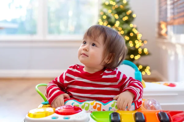 Kleinkind zur Weihnachtszeit in seinem Haus — Stockfoto