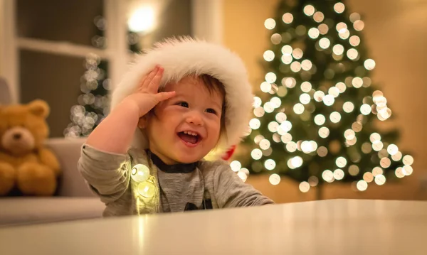 Kleuter jongen met een kerstmuts bij Kerstmis — Stockfoto