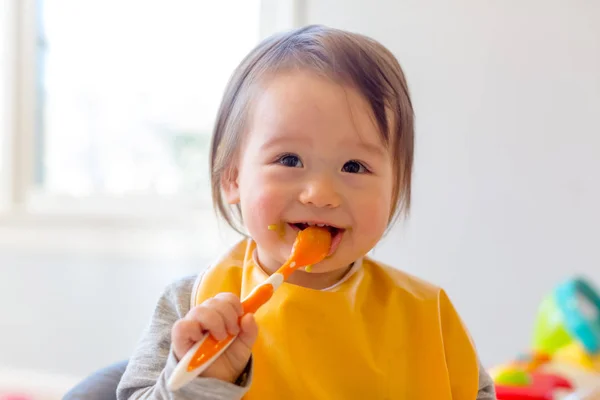 Menino feliz comendo uma refeição — Fotografia de Stock