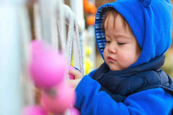 Bambino ragazzo che gioca fuori in autunno — Foto Stock