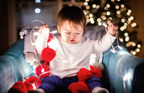 Peuter jongen in zijn huis in kerstsfeer — Stockfoto